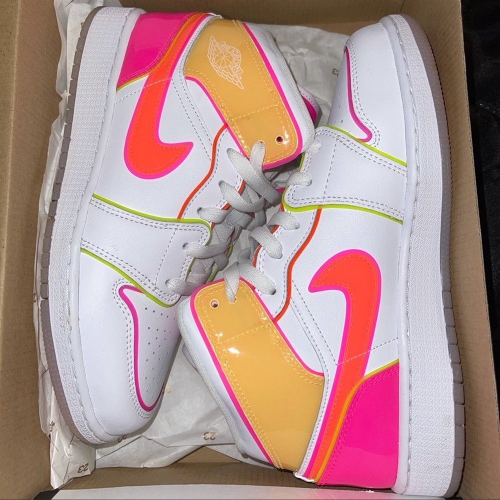 Jordan 1 Mid Edge Glow